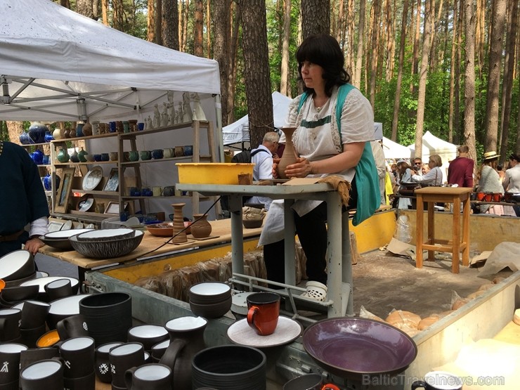 Latvijas Etnogrāfiskajā brīvdabas muzejā no 1. līdz 2. jūnijam jau 49. rīkoja Latviešu tautas lietišķās mākslas darinājumu Gadatirgu, kas pulcēja Latv 256122
