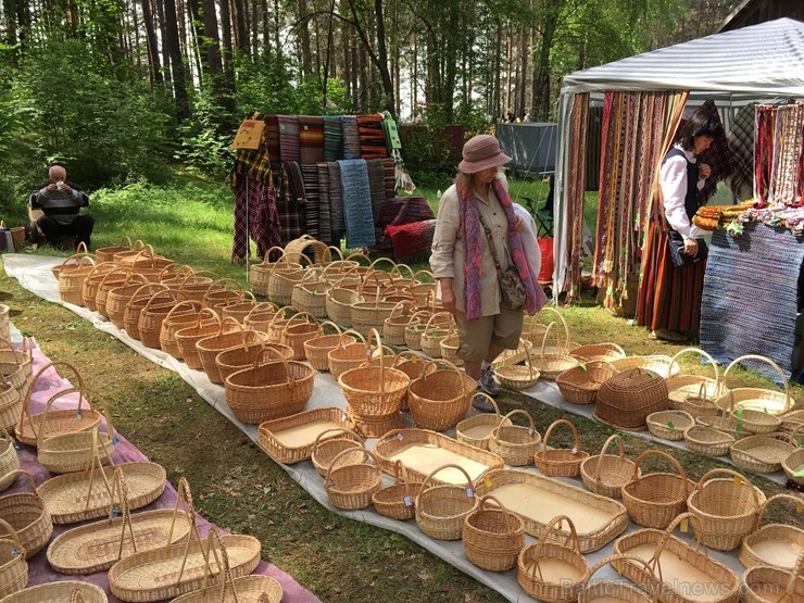 Latvijas Etnogrāfiskajā brīvdabas muzejā no 1. līdz 2. jūnijam jau 49. rīkoja Latviešu tautas lietišķās mākslas darinājumu Gadatirgu, kas pulcēja Latv 256123