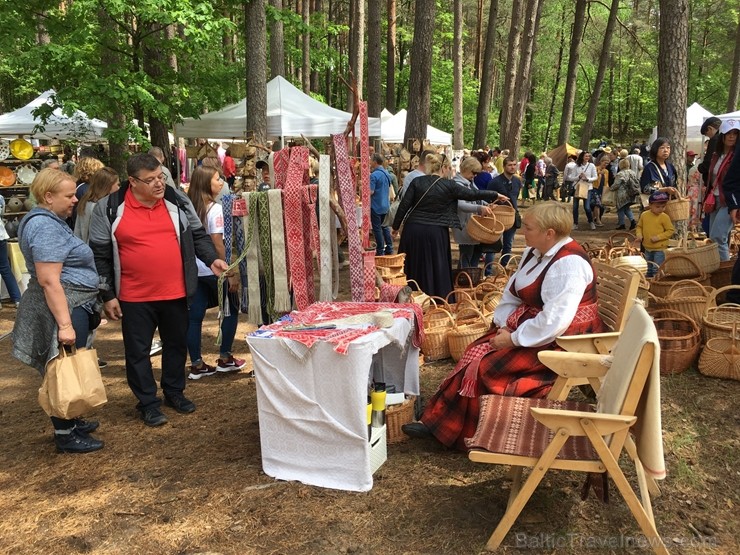 Latvijas Etnogrāfiskajā brīvdabas muzejā no 1. līdz 2. jūnijam jau 49. rīkoja Latviešu tautas lietišķās mākslas darinājumu Gadatirgu, kas pulcēja Latv 256125