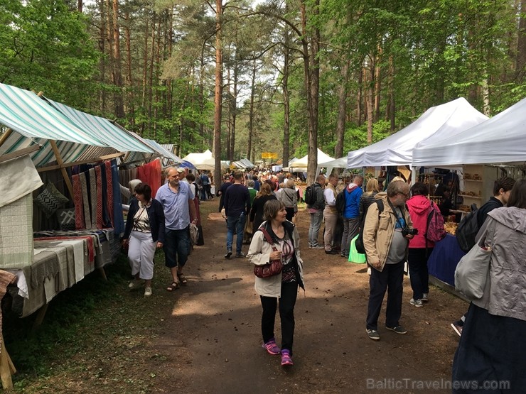 Latvijas Etnogrāfiskajā brīvdabas muzejā no 1. līdz 2. jūnijam jau 49. rīkoja Latviešu tautas lietišķās mākslas darinājumu Gadatirgu, kas pulcēja Latv 256133