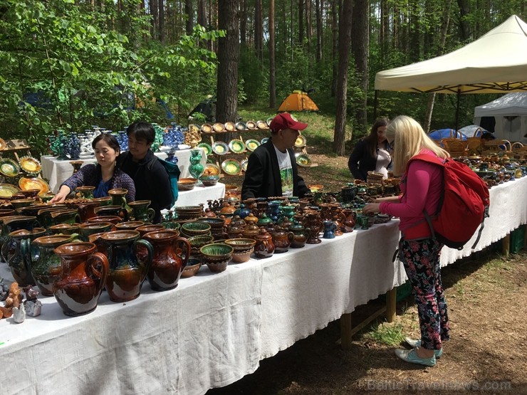 Latvijas Etnogrāfiskajā brīvdabas muzejā no 1. līdz 2. jūnijam jau 49. rīkoja Latviešu tautas lietišķās mākslas darinājumu Gadatirgu, kas pulcēja Latv 256134