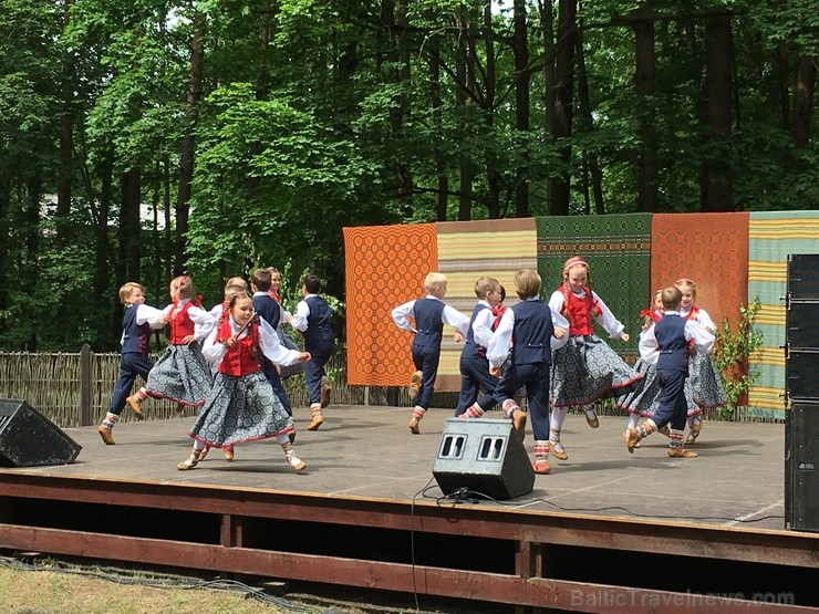 Latvijas Etnogrāfiskajā brīvdabas muzejā no 1. līdz 2. jūnijam jau 49. rīkoja Latviešu tautas lietišķās mākslas darinājumu Gadatirgu, kas pulcēja Latv 256137