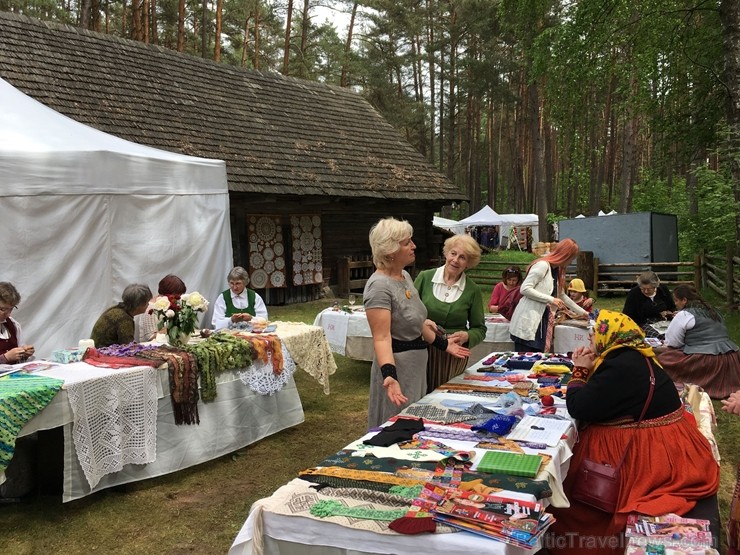 Latvijas Etnogrāfiskajā brīvdabas muzejā no 1. līdz 2. jūnijam jau 49. rīkoja Latviešu tautas lietišķās mākslas darinājumu Gadatirgu, kas pulcēja Latv 256140