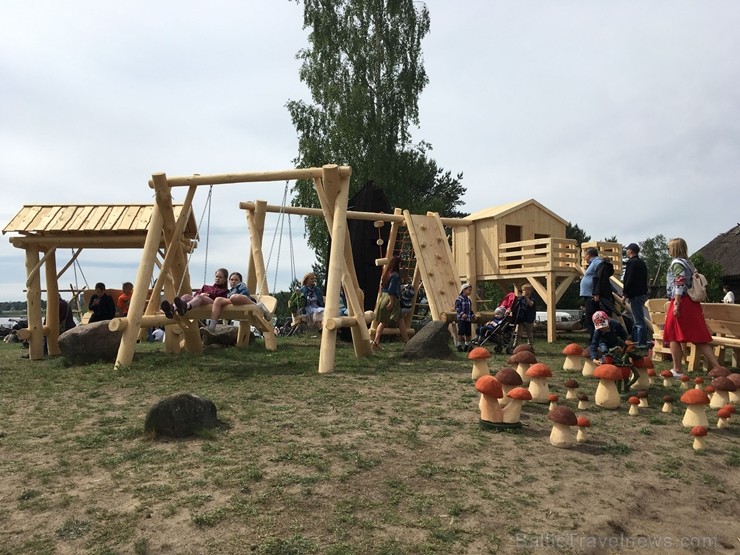 Latvijas Etnogrāfiskajā brīvdabas muzejā no 1. līdz 2. jūnijam jau 49. rīkoja Latviešu tautas lietišķās mākslas darinājumu Gadatirgu, kas pulcēja Latv 256144