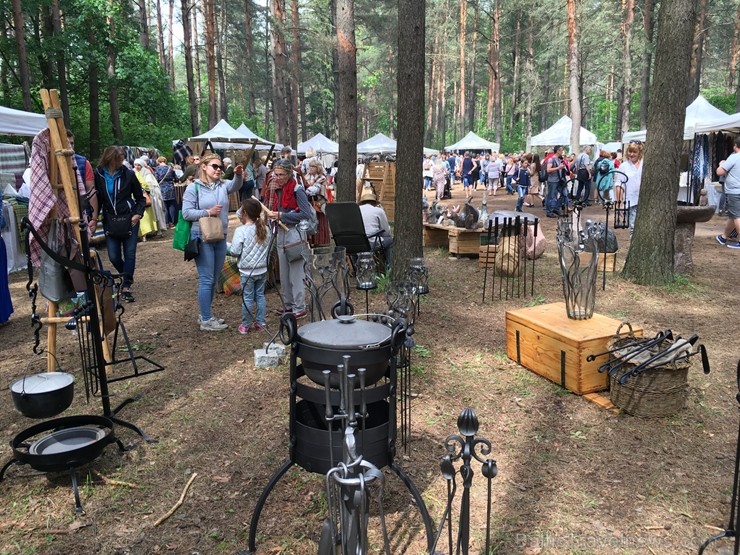Latvijas Etnogrāfiskajā brīvdabas muzejā no 1. līdz 2. jūnijam jau 49. rīkoja Latviešu tautas lietišķās mākslas darinājumu Gadatirgu, kas pulcēja Latv 256145