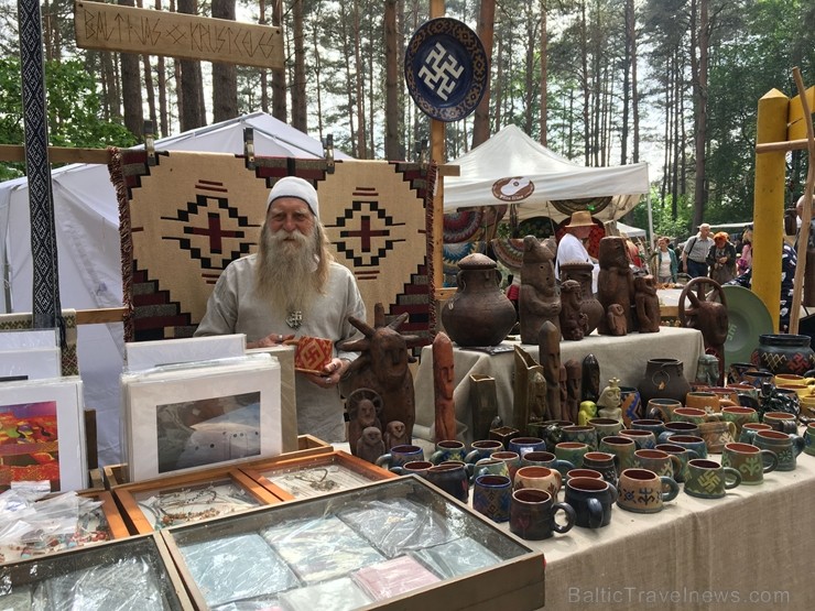 Latvijas Etnogrāfiskajā brīvdabas muzejā no 1. līdz 2. jūnijam jau 49. rīkoja Latviešu tautas lietišķās mākslas darinājumu Gadatirgu, kas pulcēja Latv 256147