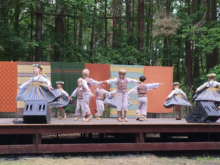 Latvijas Etnogrāfiskajā brīvdabas muzejā no 1. līdz 2. jūnijam jau 49. rīkoja Latviešu tautas lietišķās mākslas darinājumu Gadatirgu, kas pulcēja Latv 256153