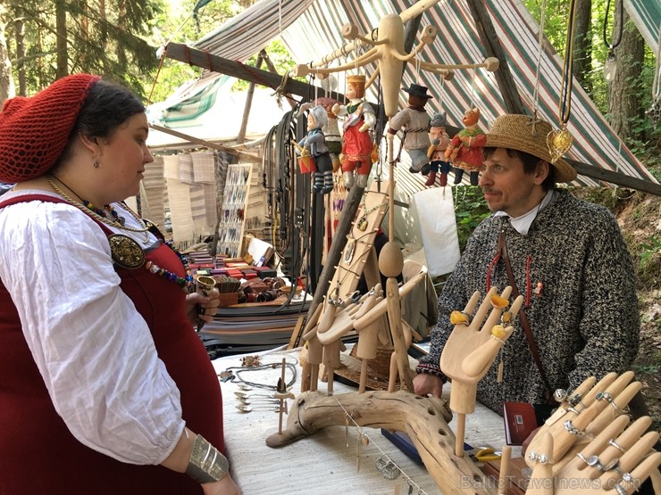 Latvijas Etnogrāfiskajā brīvdabas muzejā no 1. līdz 2. jūnijam jau 49. rīkoja Latviešu tautas lietišķās mākslas darinājumu Gadatirgu, kas pulcēja Latv 256156