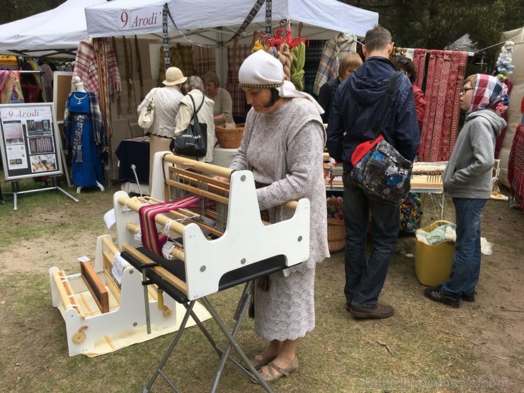 Latvijas Etnogrāfiskajā brīvdabas muzejā no 1. līdz 2. jūnijam jau 49. rīkoja Latviešu tautas lietišķās mākslas darinājumu Gadatirgu, kas pulcēja Latv 256157