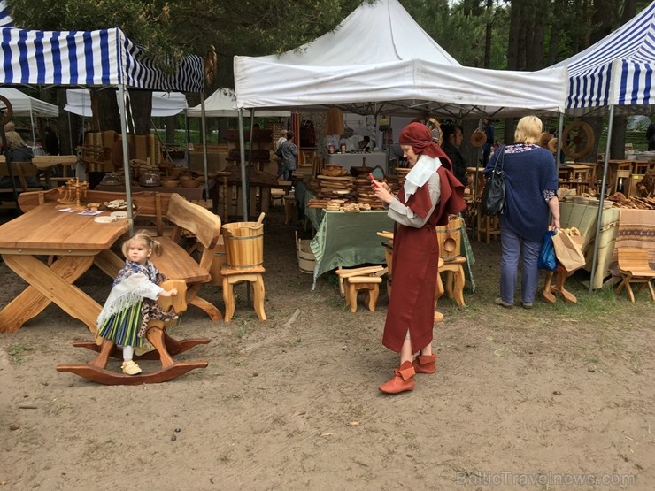 Latvijas Etnogrāfiskajā brīvdabas muzejā no 1. līdz 2. jūnijam jau 49. rīkoja Latviešu tautas lietišķās mākslas darinājumu Gadatirgu, kas pulcēja Latv 256158