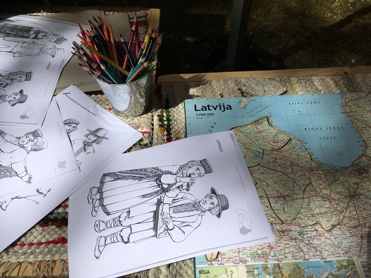 Latvijas Etnogrāfiskajā brīvdabas muzejā no 1. līdz 2. jūnijam jau 49. rīkoja Latviešu tautas lietišķās mākslas darinājumu Gadatirgu, kas pulcēja Latv 256173
