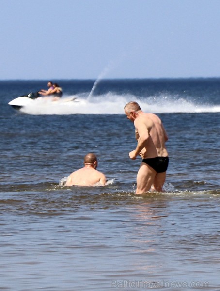 Jūrmala piedāvā karstu pludmali un dzestru peldi 256312