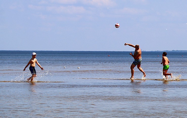 Jūrmala piedāvā karstu pludmali un dzestru peldi 256314