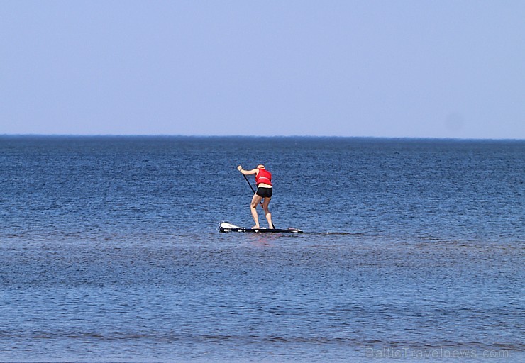 Jūrmala piedāvā karstu pludmali un dzestru peldi 256316
