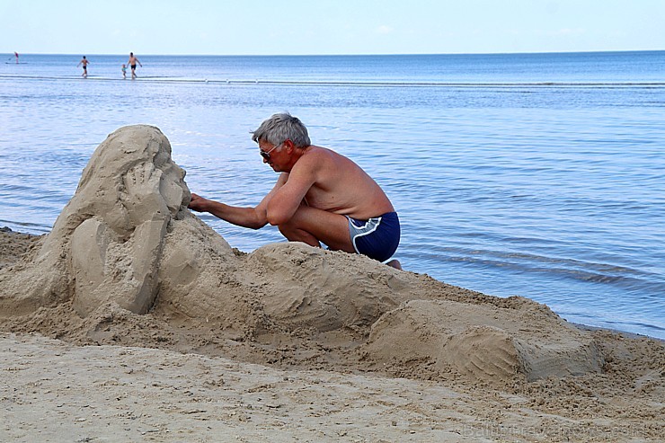Jūrmala piedāvā karstu pludmali un dzestru peldi 256319