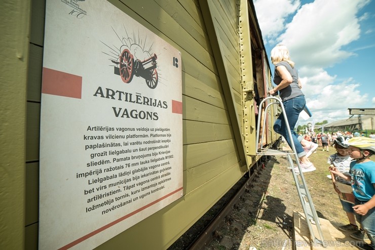 Ar rekonstruētā vēsturiskā Igaunijas bruņuvilciena Ar rekonstruētā vēsturiskā Igaunijas bruņuvilciena