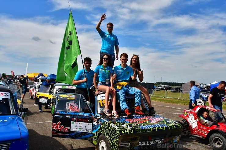 Rallijkrosa čempionāta 2. posms Salas novada Biržos pulcēja lielu skaitu sportistu un atbalstītāju, garantējot īpašu autosporta piepildītu brīvdienu Rallijkrosa čempionāta 2. posms Salas novada Biržos pulcēja lielu skaitu sportistu un atbalstītāju, garantējot īpašu autosporta piepildītu brīvdienu 257051
