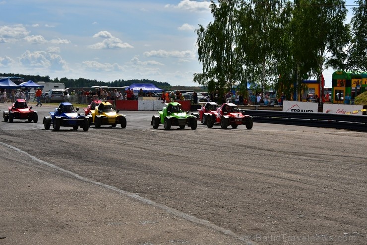 Rallijkrosa čempionāta 2. posms Salas novada Biržos pulcēja lielu skaitu sportistu un atbalstītāju, garantējot īpašu autosporta piepildītu brīvdienu Rallijkrosa čempionāta 2. posms Salas novada Biržos pulcēja lielu skaitu sportistu un atbalstītāju, garantējot īpašu autosporta piepildītu brīvdienu 257073