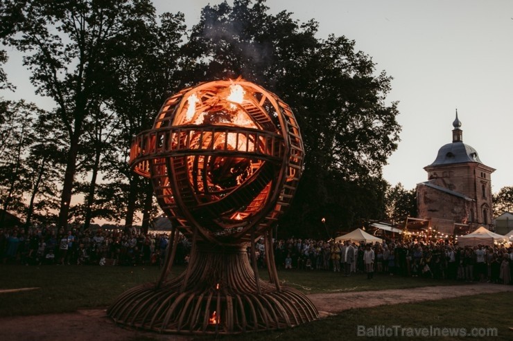 Brangi jo brangi Valmiermuižas parkā aizvadīts etnofestivāls SVIESTS 2019, kurā uzstājās pasaulē atzīti pašmāju mākslinieki Brangi jo brangi Valmiermuižas parkā aizvadīts etnofestivāls SVIESTS 2019, kurā uzstājās pasaulē atzīti pašmāju mākslinieki 257170