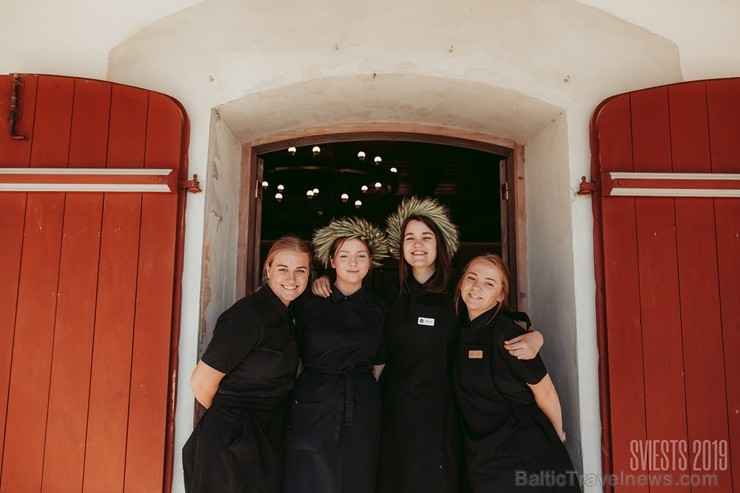 Brangi jo brangi Valmiermuižas parkā aizvadīts etnofestivāls SVIESTS 2019, kurā uzstājās pasaulē atzīti pašmāju mākslinieki Brangi jo brangi Valmiermuižas parkā aizvadīts etnofestivāls SVIESTS 2019, kurā uzstājās pasaulē atzīti pašmāju mākslinieki 257171