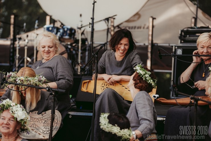 Brangi jo brangi Valmiermuižas parkā aizvadīts etnofestivāls SVIESTS 2019, kurā uzstājās pasaulē atzīti pašmāju mākslinieki Brangi jo brangi Valmiermuižas parkā aizvadīts etnofestivāls SVIESTS 2019, kurā uzstājās pasaulē atzīti pašmāju mākslinieki 257173