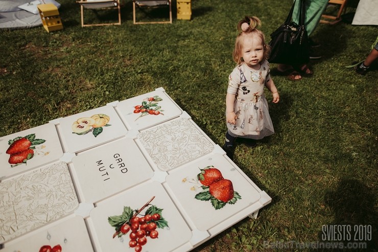 Brangi jo brangi Valmiermuižas parkā aizvadīts etnofestivāls SVIESTS 2019, kurā uzstājās pasaulē atzīti pašmāju mākslinieki Brangi jo brangi Valmiermuižas parkā aizvadīts etnofestivāls SVIESTS 2019, kurā uzstājās pasaulē atzīti pašmāju mākslinieki 257174