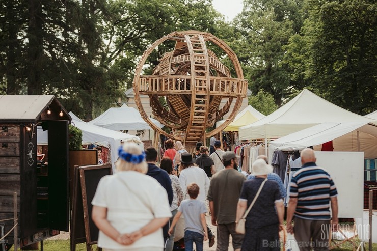 Brangi jo brangi Valmiermuižas parkā aizvadīts etnofestivāls SVIESTS 2019, kurā uzstājās pasaulē atzīti pašmāju mākslinieki Brangi jo brangi Valmiermuižas parkā aizvadīts etnofestivāls SVIESTS 2019, kurā uzstājās pasaulē atzīti pašmāju mākslinieki 257175