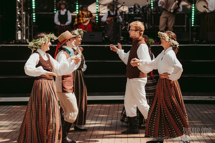 Brangi jo brangi Valmiermuižas parkā aizvadīts etnofestivāls SVIESTS 2019, kurā uzstājās pasaulē atzīti pašmāju mākslinieki Brangi jo brangi Valmiermuižas parkā aizvadīts etnofestivāls SVIESTS 2019, kurā uzstājās pasaulē atzīti pašmāju mākslinieki 257177