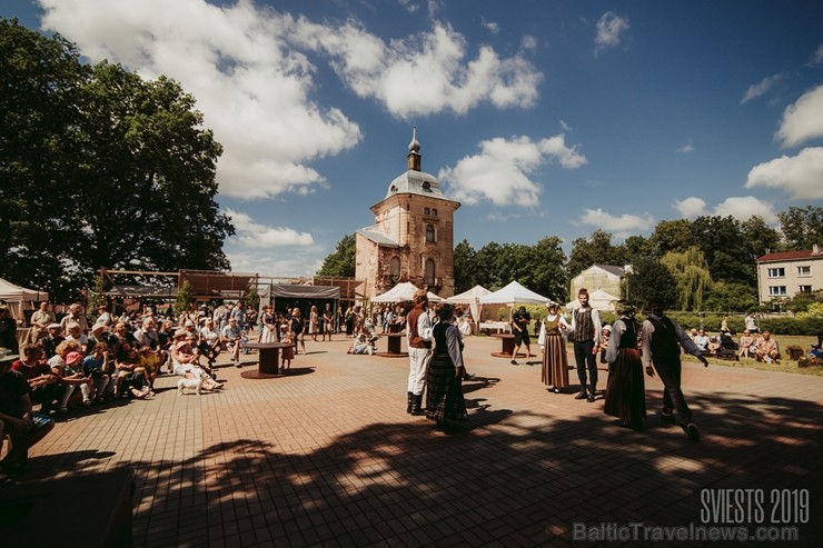 Brangi jo brangi Valmiermuižas parkā aizvadīts etnofestivāls SVIESTS 2019, kurā uzstājās pasaulē atzīti pašmāju mākslinieki Brangi jo brangi Valmiermuižas parkā aizvadīts etnofestivāls SVIESTS 2019, kurā uzstājās pasaulē atzīti pašmāju mākslinieki 257178