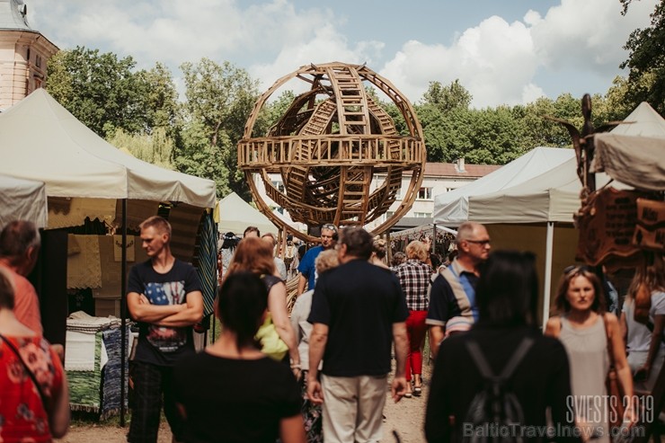 Brangi jo brangi Valmiermuižas parkā aizvadīts etnofestivāls SVIESTS 2019, kurā uzstājās pasaulē atzīti pašmāju mākslinieki Brangi jo brangi Valmiermuižas parkā aizvadīts etnofestivāls SVIESTS 2019, kurā uzstājās pasaulē atzīti pašmāju mākslinieki 257180