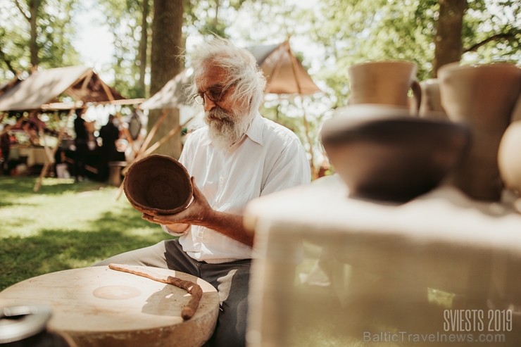 Brangi jo brangi Valmiermuižas parkā aizvadīts etnofestivāls SVIESTS 2019, kurā uzstājās pasaulē atzīti pašmāju mākslinieki Brangi jo brangi Valmiermuižas parkā aizvadīts etnofestivāls SVIESTS 2019, kurā uzstājās pasaulē atzīti pašmāju mākslinieki 257182
