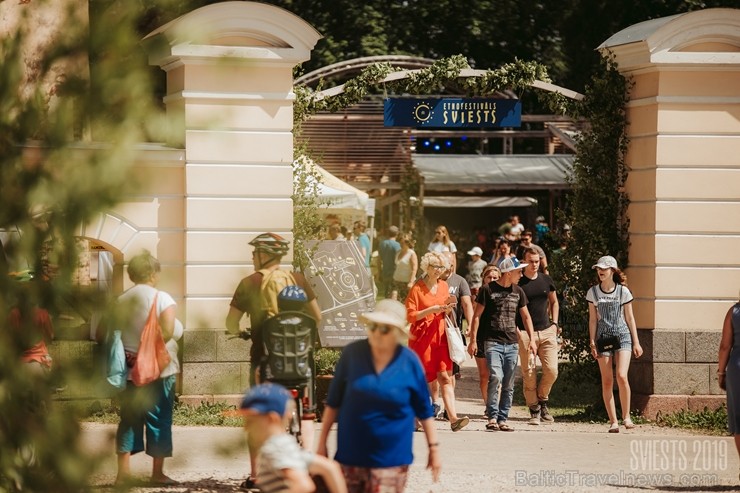 Brangi jo brangi Valmiermuižas parkā aizvadīts etnofestivāls SVIESTS 2019, kurā uzstājās pasaulē atzīti pašmāju mākslinieki Brangi jo brangi Valmiermuižas parkā aizvadīts etnofestivāls SVIESTS 2019, kurā uzstājās pasaulē atzīti pašmāju mākslinieki 257185
