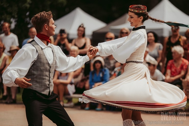 Brangi jo brangi Valmiermuižas parkā aizvadīts etnofestivāls SVIESTS 2019, kurā uzstājās pasaulē atzīti pašmāju mākslinieki Brangi jo brangi Valmiermuižas parkā aizvadīts etnofestivāls SVIESTS 2019, kurā uzstājās pasaulē atzīti pašmāju mākslinieki 257186