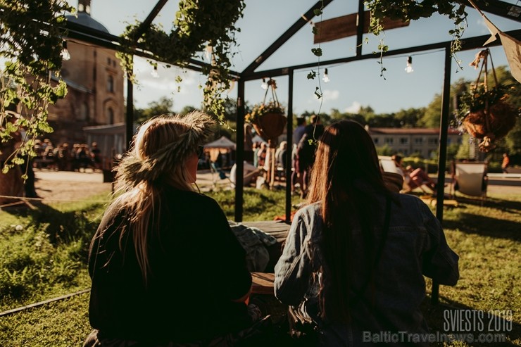 Brangi jo brangi Valmiermuižas parkā aizvadīts etnofestivāls SVIESTS 2019, kurā uzstājās pasaulē atzīti pašmāju mākslinieki Brangi jo brangi Valmiermuižas parkā aizvadīts etnofestivāls SVIESTS 2019, kurā uzstājās pasaulē atzīti pašmāju mākslinieki 257194