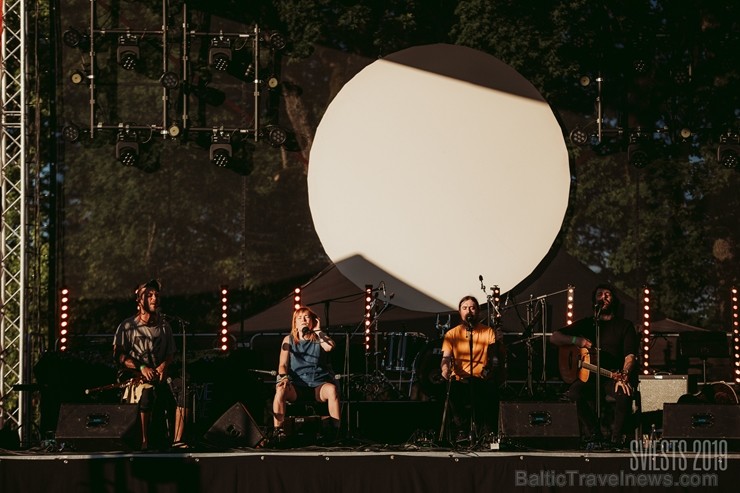 Brangi jo brangi Valmiermuižas parkā aizvadīts etnofestivāls SVIESTS 2019, kurā uzstājās pasaulē atzīti pašmāju mākslinieki Brangi jo brangi Valmiermuižas parkā aizvadīts etnofestivāls SVIESTS 2019, kurā uzstājās pasaulē atzīti pašmāju mākslinieki 257195