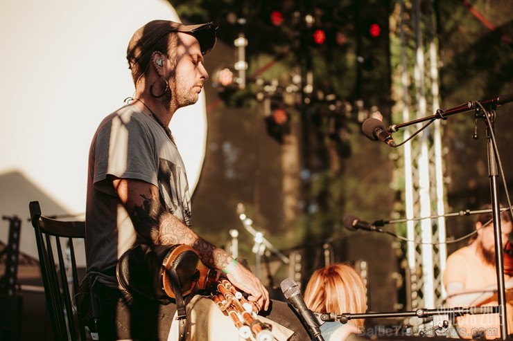Brangi jo brangi Valmiermuižas parkā aizvadīts etnofestivāls SVIESTS 2019, kurā uzstājās pasaulē atzīti pašmāju mākslinieki Brangi jo brangi Valmiermuižas parkā aizvadīts etnofestivāls SVIESTS 2019, kurā uzstājās pasaulē atzīti pašmāju mākslinieki 257196