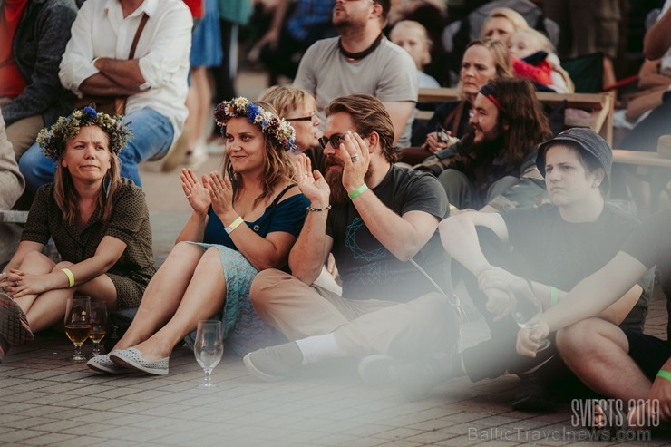 Brangi jo brangi Valmiermuižas parkā aizvadīts etnofestivāls SVIESTS 2019, kurā uzstājās pasaulē atzīti pašmāju mākslinieki Brangi jo brangi Valmiermuižas parkā aizvadīts etnofestivāls SVIESTS 2019, kurā uzstājās pasaulē atzīti pašmāju mākslinieki 257197