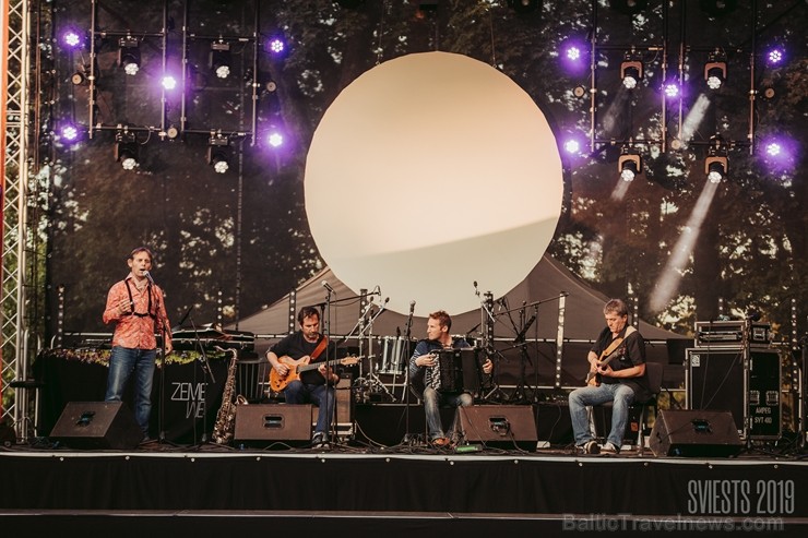 Brangi jo brangi Valmiermuižas parkā aizvadīts etnofestivāls SVIESTS 2019, kurā uzstājās pasaulē atzīti pašmāju mākslinieki Brangi jo brangi Valmiermuižas parkā aizvadīts etnofestivāls SVIESTS 2019, kurā uzstājās pasaulē atzīti pašmāju mākslinieki 257198