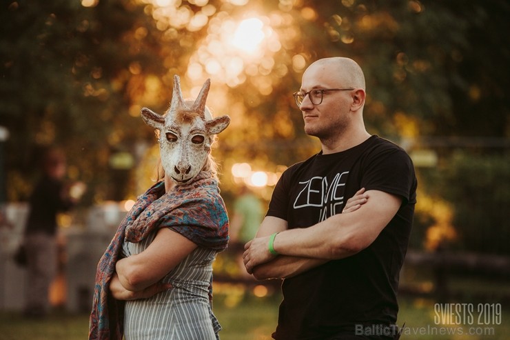 Brangi jo brangi Valmiermuižas parkā aizvadīts etnofestivāls SVIESTS 2019, kurā uzstājās pasaulē atzīti pašmāju mākslinieki Brangi jo brangi Valmiermuižas parkā aizvadīts etnofestivāls SVIESTS 2019, kurā uzstājās pasaulē atzīti pašmāju mākslinieki 257200