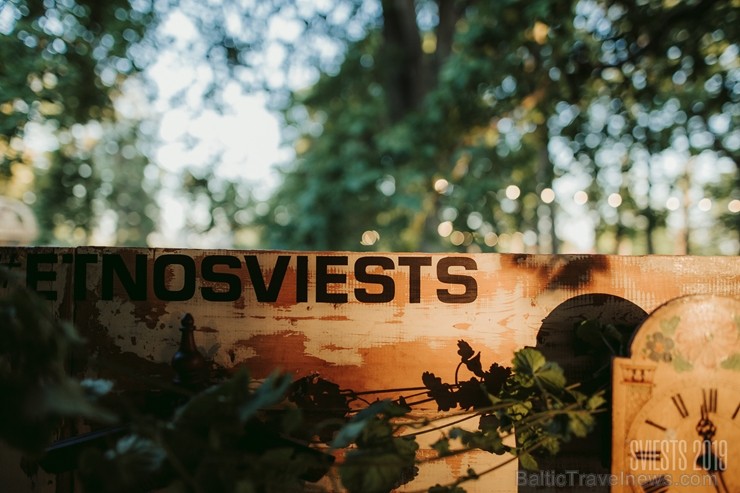Brangi jo brangi Valmiermuižas parkā aizvadīts etnofestivāls SVIESTS 2019, kurā uzstājās pasaulē atzīti pašmāju mākslinieki Brangi jo brangi Valmiermuižas parkā aizvadīts etnofestivāls SVIESTS 2019, kurā uzstājās pasaulē atzīti pašmāju mākslinieki 257201