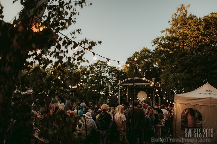 Brangi jo brangi Valmiermuižas parkā aizvadīts etnofestivāls SVIESTS 2019, kurā uzstājās pasaulē atzīti pašmāju mākslinieki Brangi jo brangi Valmiermuižas parkā aizvadīts etnofestivāls SVIESTS 2019, kurā uzstājās pasaulē atzīti pašmāju mākslinieki 257202