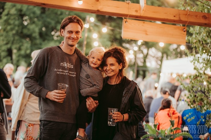 Brangi jo brangi Valmiermuižas parkā aizvadīts etnofestivāls SVIESTS 2019, kurā uzstājās pasaulē atzīti pašmāju mākslinieki Brangi jo brangi Valmiermuižas parkā aizvadīts etnofestivāls SVIESTS 2019, kurā uzstājās pasaulē atzīti pašmāju mākslinieki 257204