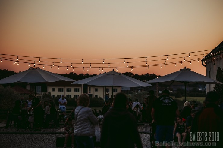 Brangi jo brangi Valmiermuižas parkā aizvadīts etnofestivāls SVIESTS 2019, kurā uzstājās pasaulē atzīti pašmāju mākslinieki Brangi jo brangi Valmiermuižas parkā aizvadīts etnofestivāls SVIESTS 2019, kurā uzstājās pasaulē atzīti pašmāju mākslinieki 257205