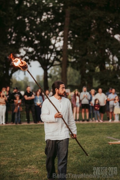 Brangi jo brangi Valmiermuižas parkā aizvadīts etnofestivāls SVIESTS 2019, kurā uzstājās pasaulē atzīti pašmāju mākslinieki Brangi jo brangi Valmiermuižas parkā aizvadīts etnofestivāls SVIESTS 2019, kurā uzstājās pasaulē atzīti pašmāju mākslinieki 257206