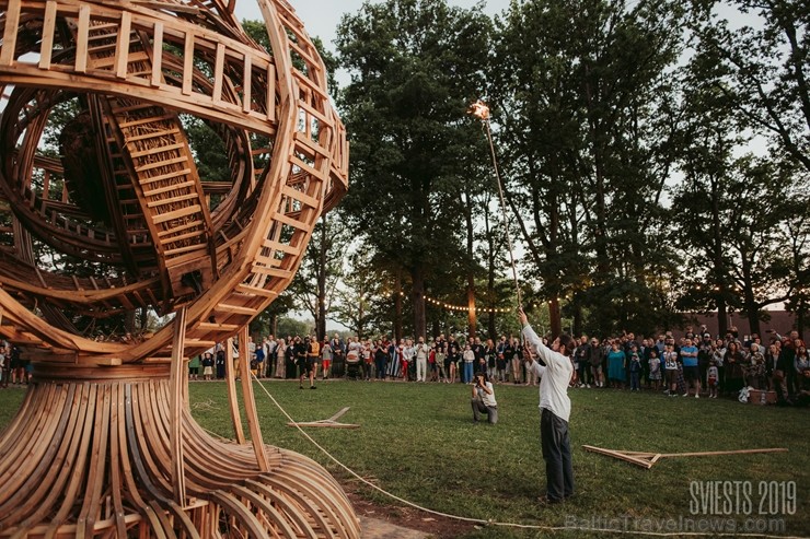 Brangi jo brangi Valmiermuižas parkā aizvadīts etnofestivāls SVIESTS 2019, kurā uzstājās pasaulē atzīti pašmāju mākslinieki Brangi jo brangi Valmiermuižas parkā aizvadīts etnofestivāls SVIESTS 2019, kurā uzstājās pasaulē atzīti pašmāju mākslinieki 257207