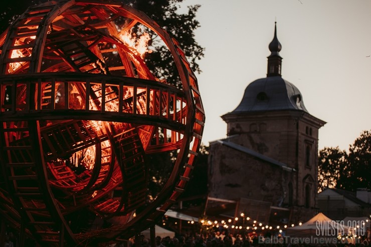 Brangi jo brangi Valmiermuižas parkā aizvadīts etnofestivāls SVIESTS 2019, kurā uzstājās pasaulē atzīti pašmāju mākslinieki Brangi jo brangi Valmiermuižas parkā aizvadīts etnofestivāls SVIESTS 2019, kurā uzstājās pasaulē atzīti pašmāju mākslinieki 257209