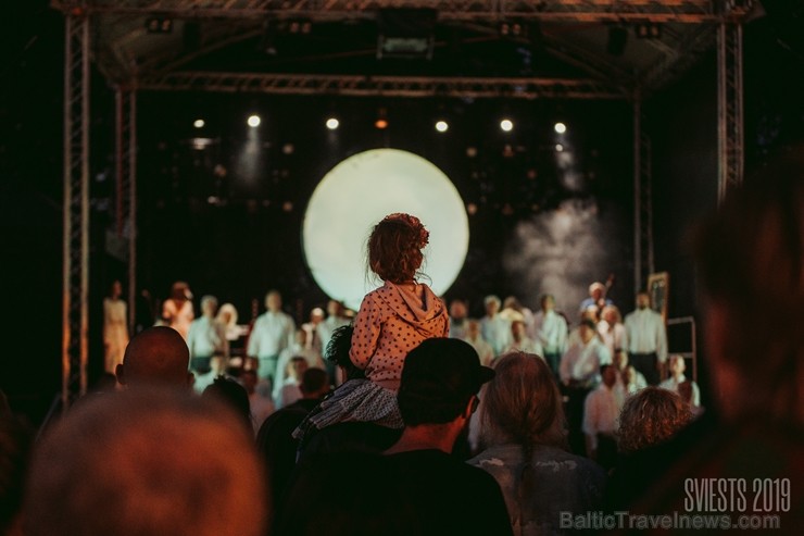 Brangi jo brangi Valmiermuižas parkā aizvadīts etnofestivāls SVIESTS 2019, kurā uzstājās pasaulē atzīti pašmāju mākslinieki Brangi jo brangi Valmiermuižas parkā aizvadīts etnofestivāls SVIESTS 2019, kurā uzstājās pasaulē atzīti pašmāju mākslinieki 257212