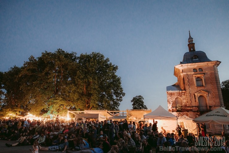 Brangi jo brangi Valmiermuižas parkā aizvadīts etnofestivāls SVIESTS 2019, kurā uzstājās pasaulē atzīti pašmāju mākslinieki Brangi jo brangi Valmiermuižas parkā aizvadīts etnofestivāls SVIESTS 2019, kurā uzstājās pasaulē atzīti pašmāju mākslinieki 257214