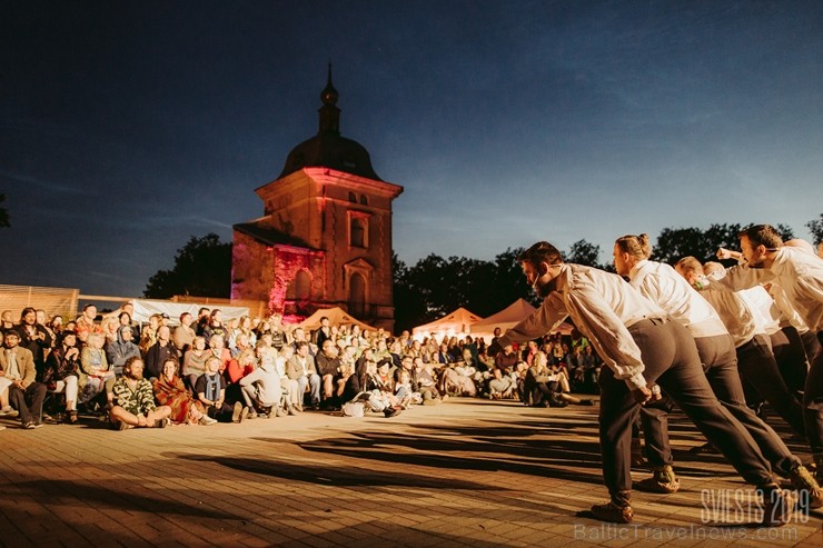 Brangi jo brangi Valmiermuižas parkā aizvadīts etnofestivāls SVIESTS 2019, kurā uzstājās pasaulē atzīti pašmāju mākslinieki Brangi jo brangi Valmiermuižas parkā aizvadīts etnofestivāls SVIESTS 2019, kurā uzstājās pasaulē atzīti pašmāju mākslinieki 257215