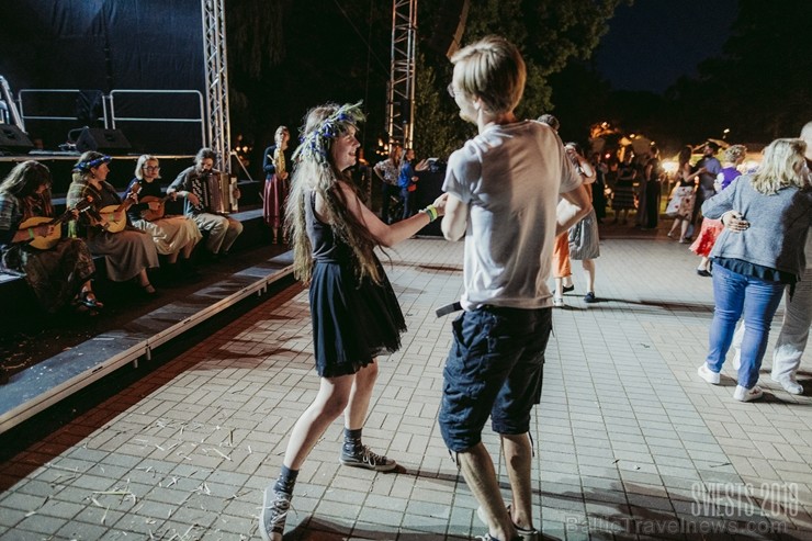 Brangi jo brangi Valmiermuižas parkā aizvadīts etnofestivāls SVIESTS 2019, kurā uzstājās pasaulē atzīti pašmāju mākslinieki Brangi jo brangi Valmiermuižas parkā aizvadīts etnofestivāls SVIESTS 2019, kurā uzstājās pasaulē atzīti pašmāju mākslinieki 257218